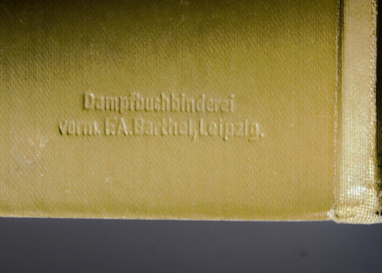 [Translate to English:] Signatur der Dampfbuchbinderei F.A. Barthel aus leipzig am Einband des covers.