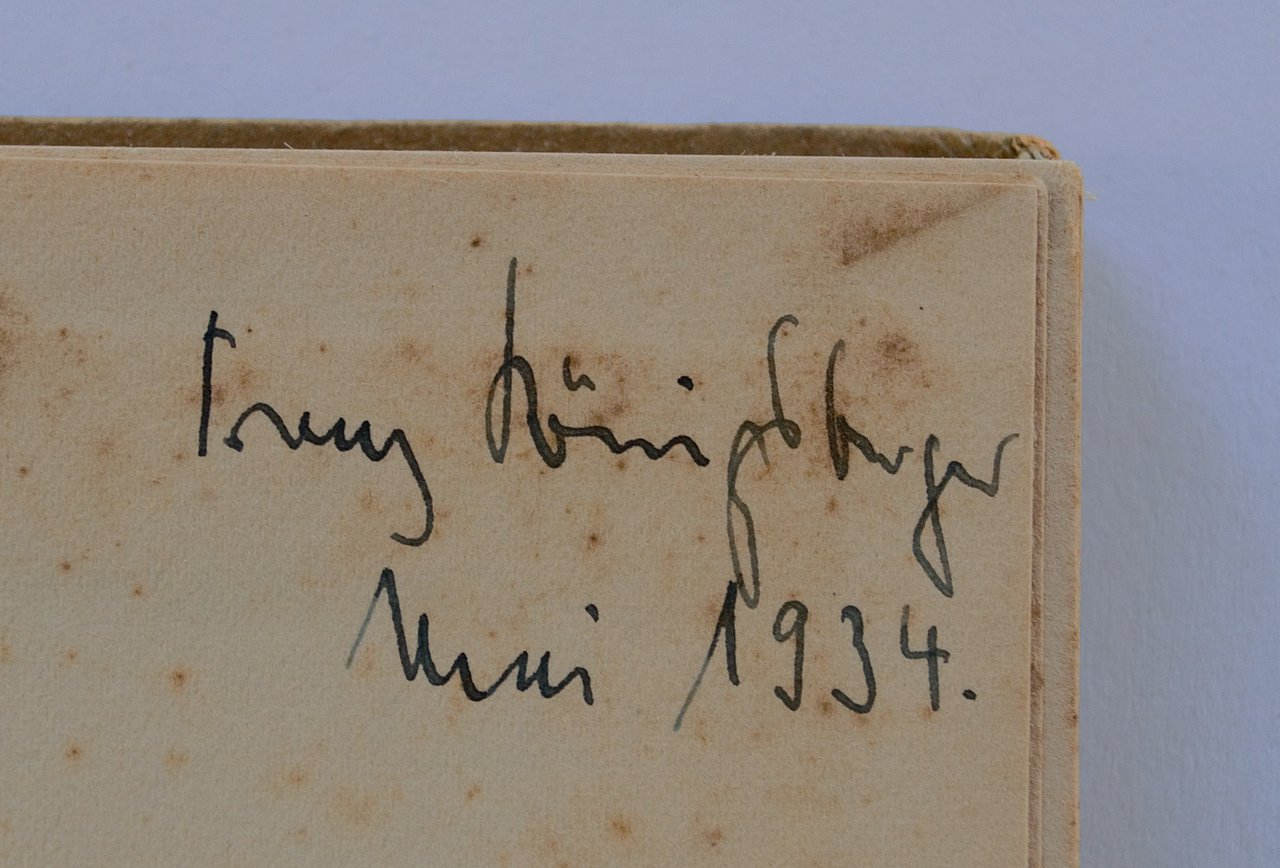 [Translate to English:] Handgeschriebener Vorsatz im Buch. Franz Königsberger Mai 1934. Der Schriftzug ist mit dunkler Tinte geschrieben