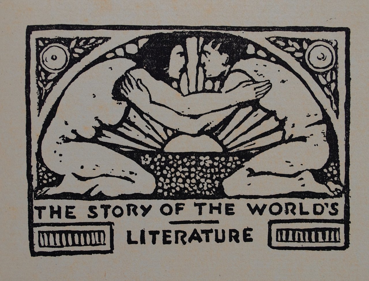 [Translate to English:] Bildnis in der Innenseite des Buches zeigt zwei Personen, die vor dem Sonnenaufgang oder Sonnenuntergang einander zugewandt sind. Die Menschen sitzen auf ihren Knien. Der Stil des Bildes ist in der Richtung des Art Deco und Jugendstils und erinnert an die Darstellungen aus dem späten 19. Jahrhundert. 