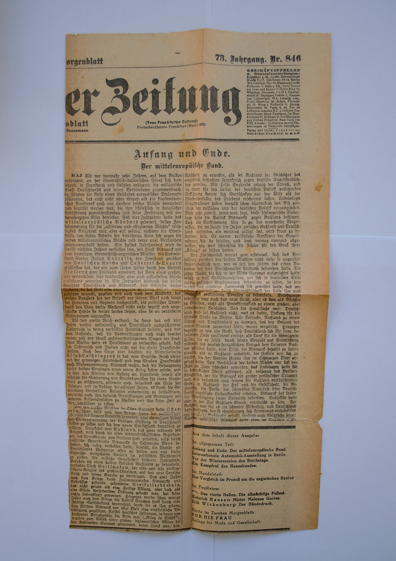[Translate to English:] Einleger im Buch ist weiterhin eine Seite einer Zeitung. Es handelt sich um die Neue Frankfurter Zeitung der Ausgabe 73/846. Das war vermutlich im Jahr 1929.