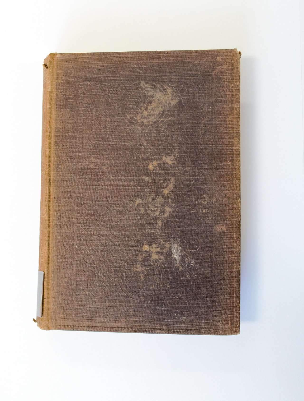 [Translate to English:] Cover des Buches zeigt deutliche Abnutzungsspuren, Umband ist allerdings intakt.
