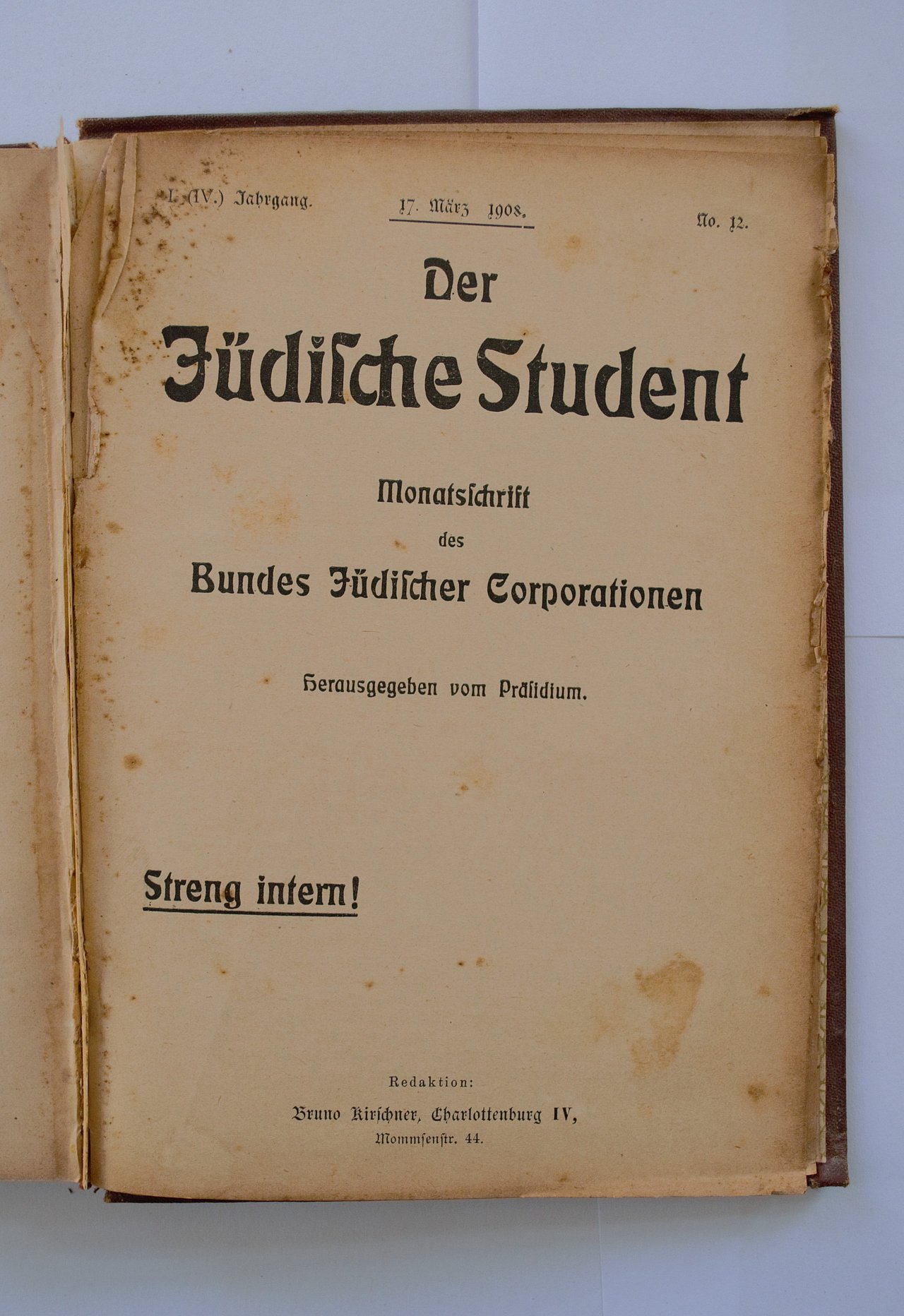 [Translate to English:] Aufgeschlagene Seite des Buches mit Titelblatt. es ist eine zionistisch ausgerichtete Monatsschrift.