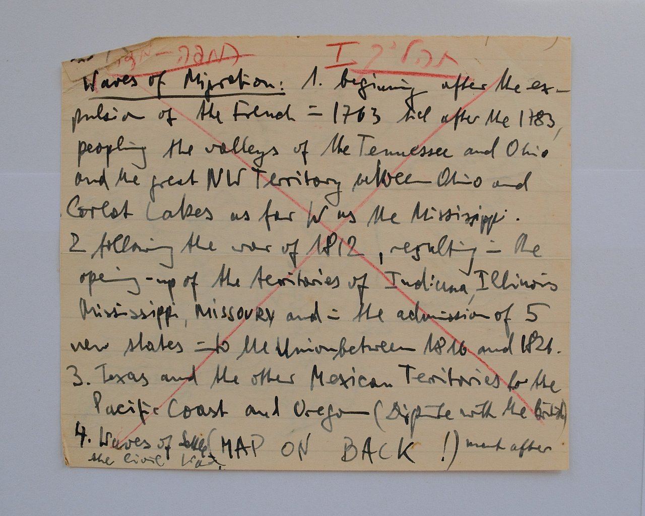 [Translate to English:] Rückseite der historischen Landkarte; handgeschriebene Notizen mit Tinte, gesamter Text mit rot durchgestrichen.