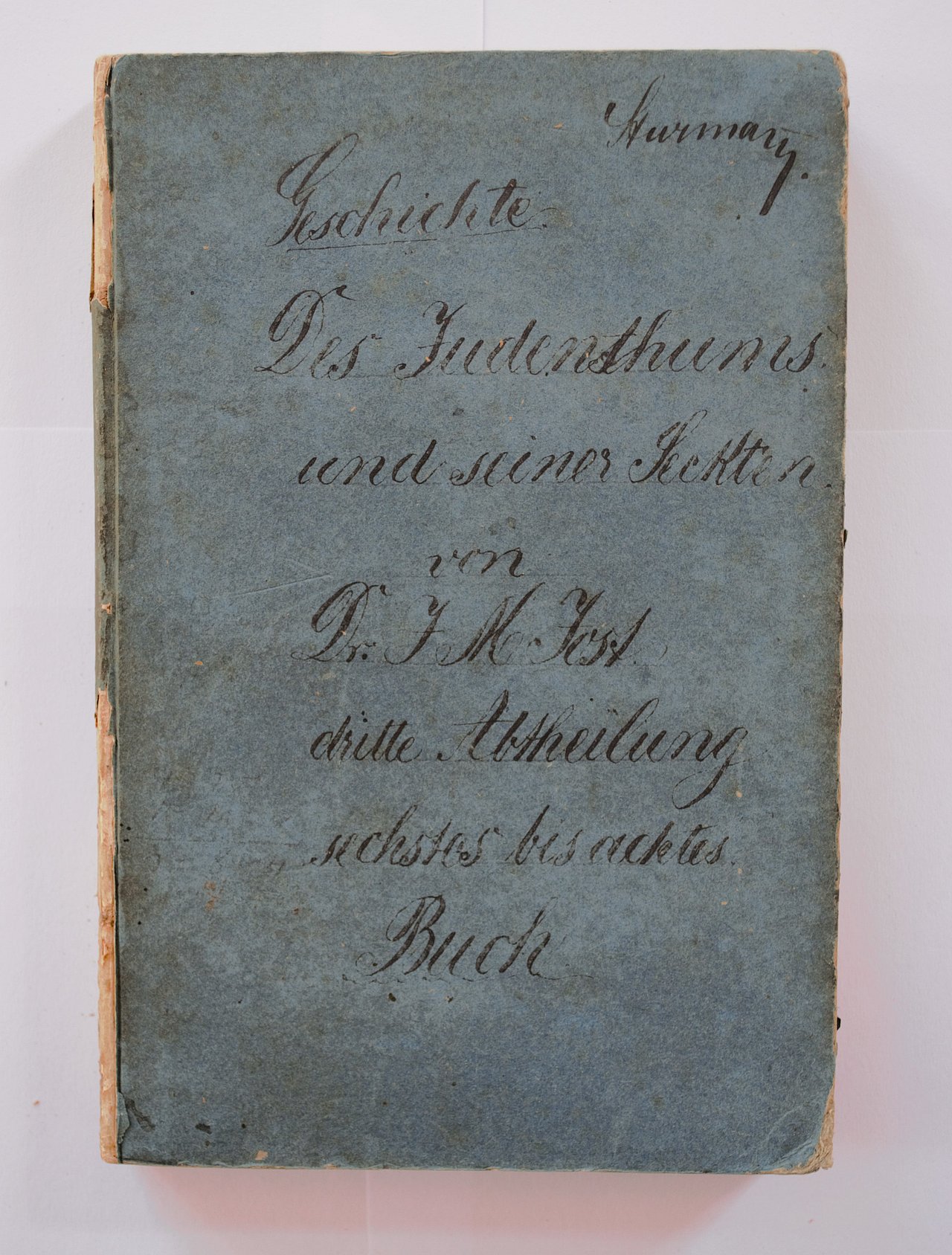[Translate to English:] Cover des Buches mit handgeschriebenen Lettern. Sturmann [?] Geschichte des Judenthums und seiner Seckten von Dr. J. M. Jost dritte Abtheilung sechstes bis achtes Buch