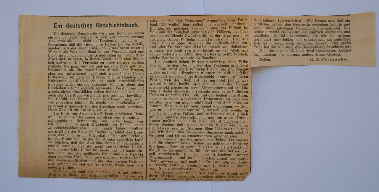 [Translate to English:] Einleger Im Buch ist ein ausgeschnittener Zeitungsartikel "Ein deutsches geschichtsbuch" von einem Autor namens Fritzsche.