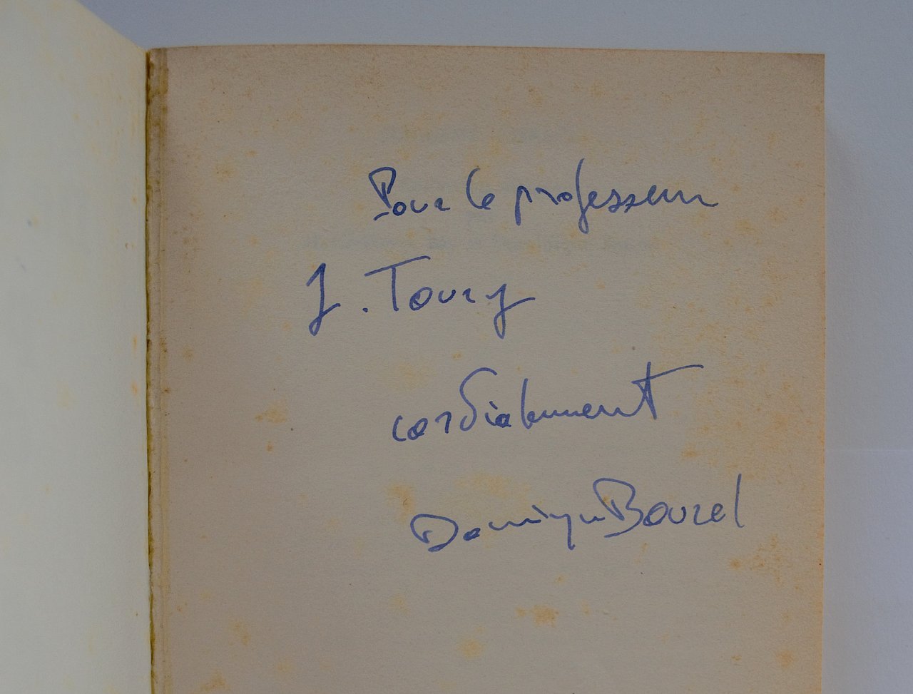[Translate to English:] Handgeschriebene Widmung an Toury-geschrieben vom Herausgeber Dominique Bourel. Auf französisch steht hier: "Pour le professeur J. Toury cordialement Dominique Bourel." 