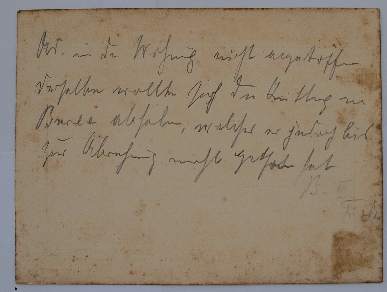 [Translate to English:] Rückseite der Mitgliedskarte mit handgeschriebenen Notizen, vermutlich mit Bleistift. 