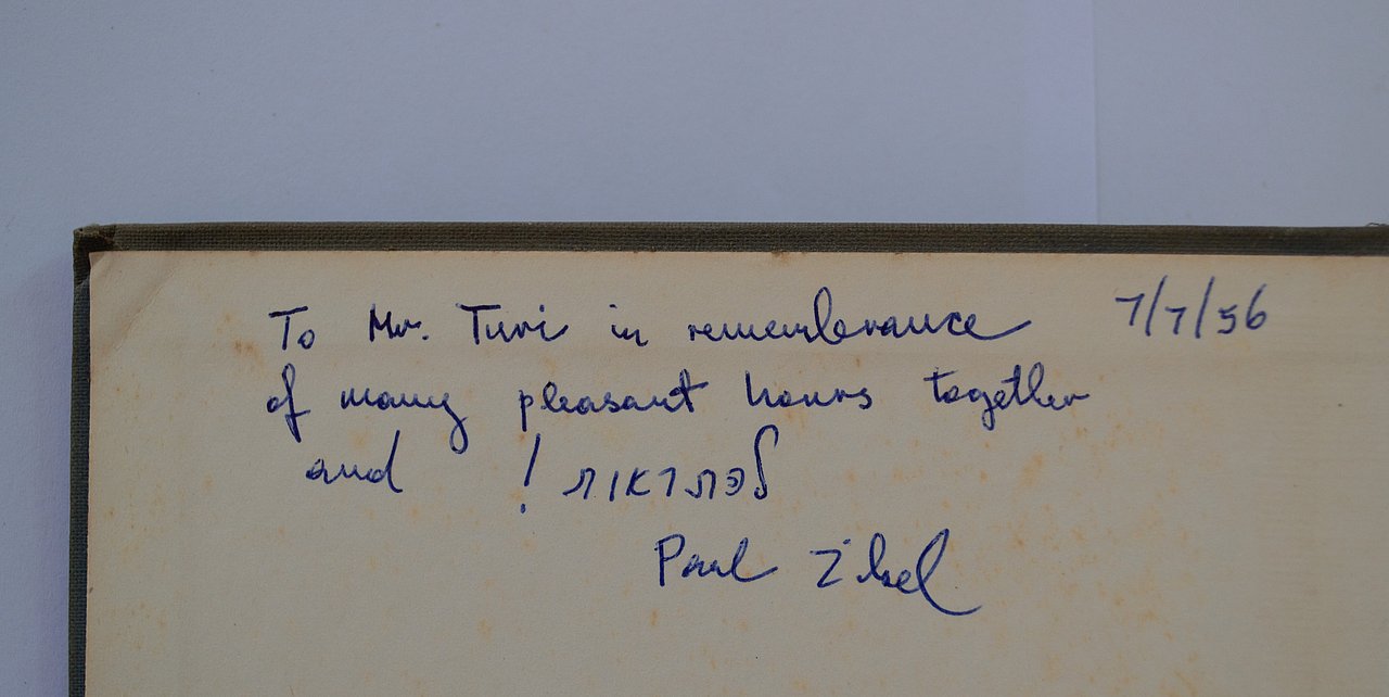 [Translate to English:] Widmung im Buch. Hier steht: "1[7?]/1[7]/56 To Mr. Turi in rememberance of many pleasant hours together and Le'hit'raot! Paul Zikel 