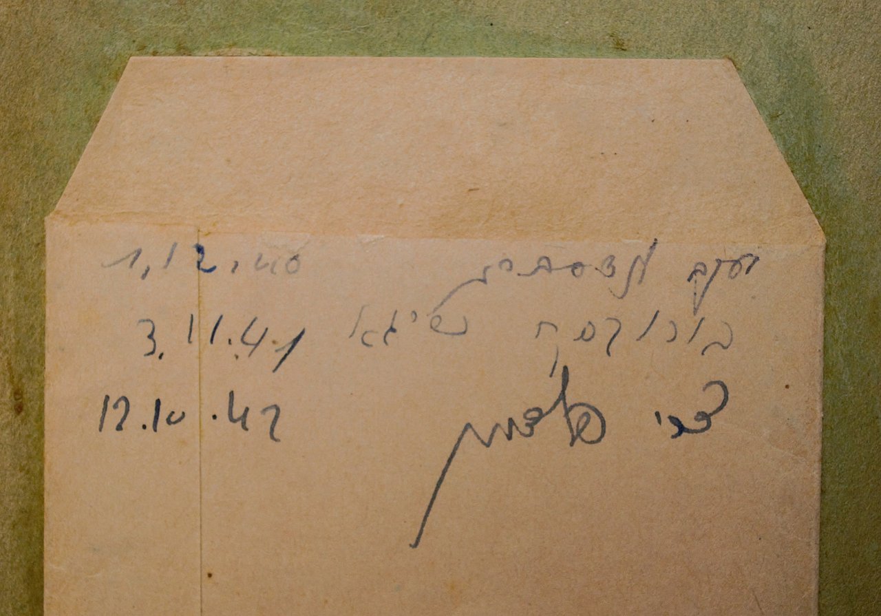 [Translate to English:] Einsteckfach am Umschlag des Buches für die Ausleihkarte. Zu sehen sind Namen in hebräischer Schrift, darunter der erste vermutlich "Jacob Königsberger".