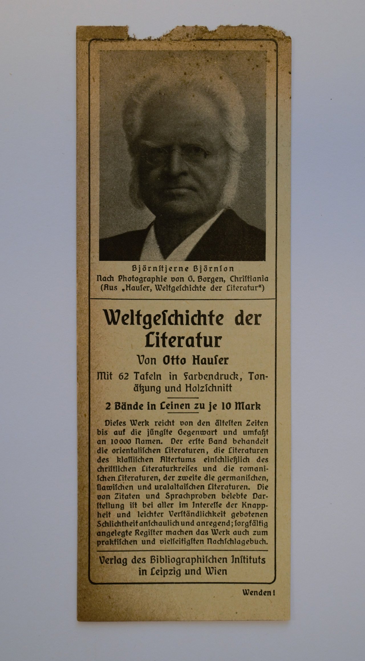 [Translate to English:] Einleger im Buch. Er stammt vom Verlag des Buches. Zu sehen ist das Bildnis von einem Mann, darunter eine Beschreibung des vorliegenden Buches, sowie ein Hinweis auf den Verlag.  