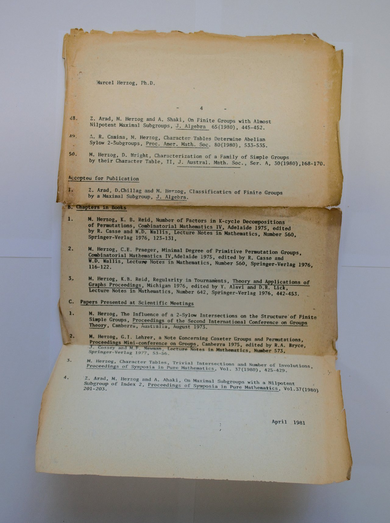 [Translate to English:] Die Vorderseite des Briefes, auf dem hinten das reimschema "Wandrers Nachtlied" steht. Es ist ein maschinengeschriebener Brief vom April 1981 mit einer Aufzählung von Publikationen.  