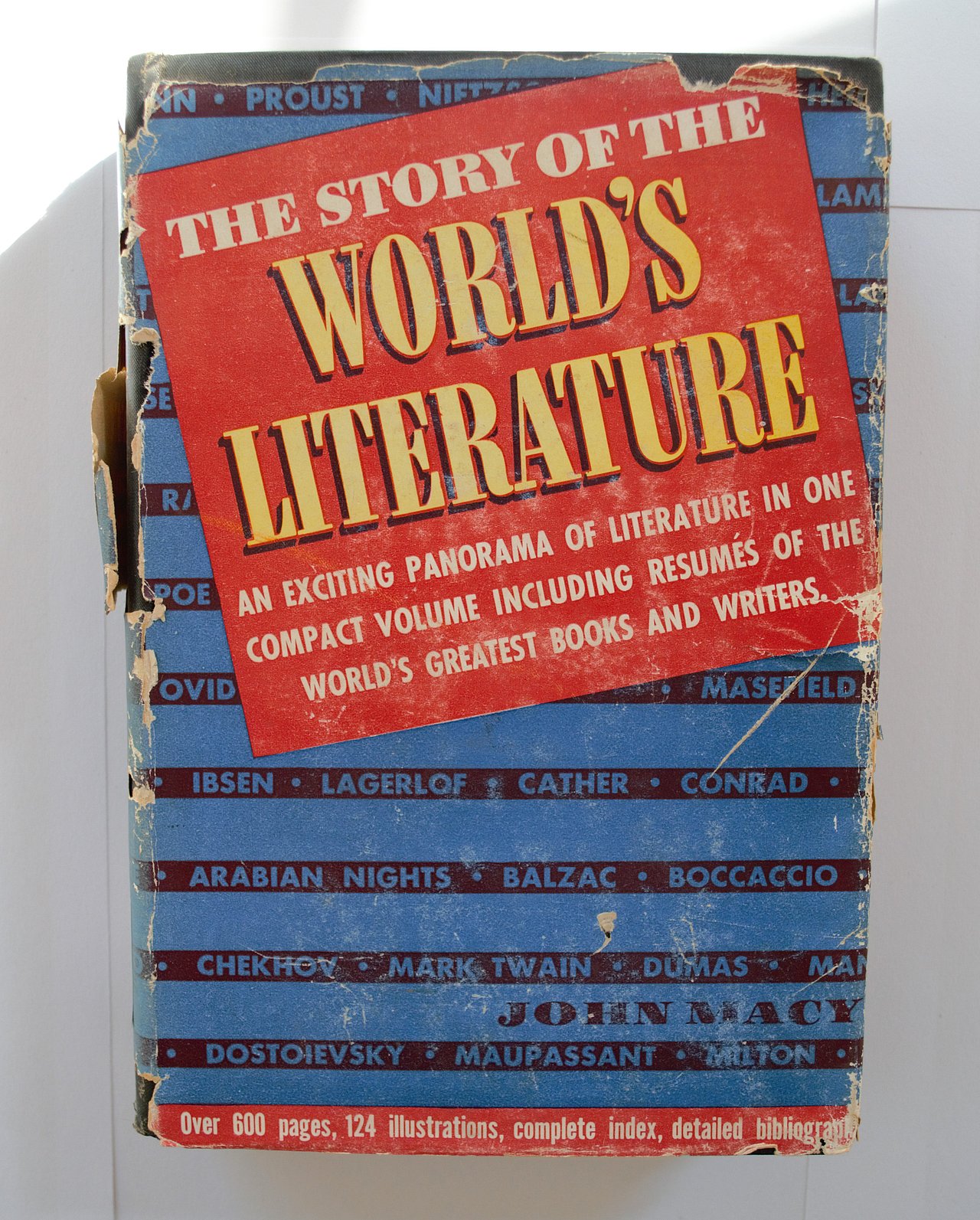 [Translate to English:] Cover des Buches "The Story Of The World's Literature". Zu sehen ist ein blauer Hintergund, auf dem diagonal angeordnet ein rotes Quadrat illustriert wurde. Auf dem roten Quadrat steht der Titel in gelben Buchstaben. 
