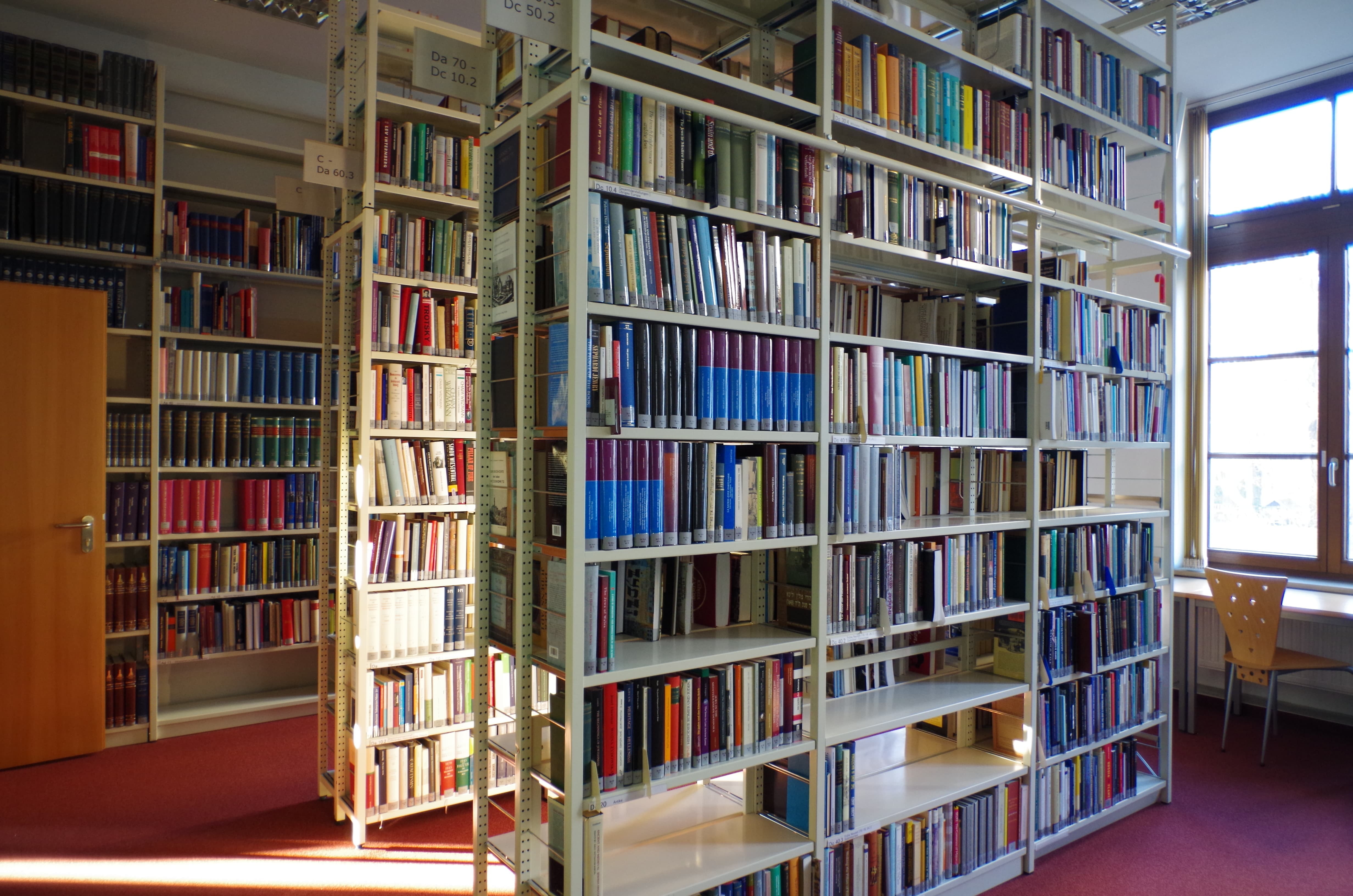 Blick in die Bibliothek des Instituts, mehrere Regele mit Büchern DI_Bibliothek_Benutzung_Header_web.jpg