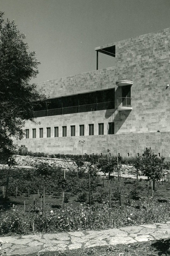 Schwarz-Weiß-Aufnahme einer Villa im Bauhaus-Stil, davor ein angelegter Garten